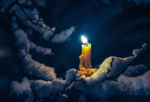 allumer une bougie au solstice d'hiver